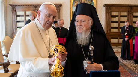 Papst Franziskus und Bartholomaios I.  / © Vatican Media (KNA)