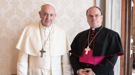 Papst Franziskus und Bischof Bertram Meier / © Vatican Media/Romano Siciliani (KNA)
