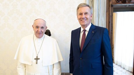 Papst Franziskus und Christian Wulff im Jahr 2020 / © Vatican Media/Romano Siciliani (KNA)