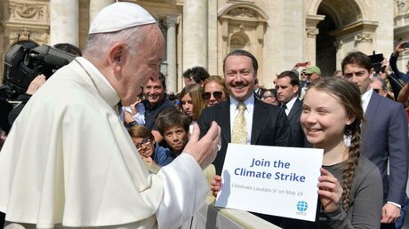 Papst Franziskus und die schwedische Klimaaktivistin Greta Thunberg im April 2019 / © Uncredited/Vatican Media/AP (dpa)