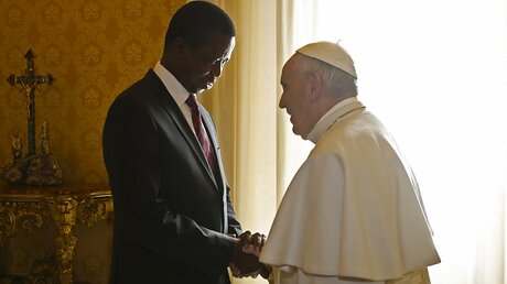 Papst Franziskus und Edgar Chagwa Lungu / © Osservatore Romano (KNA)