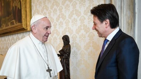 Papst Franziskus und Giuseppe Conte / © Vatican Media/Romano Siciliani (KNA)