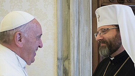 Papst Franziskus und der Großerzbischof von Kiew-Halytsch, Swjatoslav Schewtschuk (2016) / © Osservatore Romano (KNA)