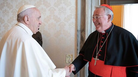 Papst Franziskus und Jean-Claude Hollerich / © Vatican Media/Romano Siciliani (KNA)