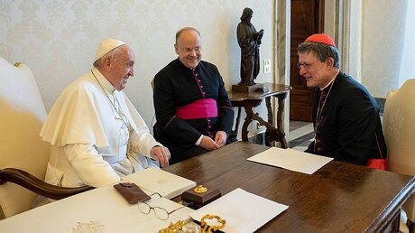 Papst Franziskus und Kardinal Rainer Maria Woelki (r.), Archivbild / © Vatican Media/Romano Siciliani (KNA)