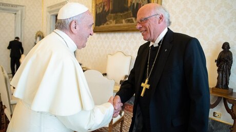 Papst Franziskus und Landesbischof Gerhard Ulrich / © Vatican Media (KNA)