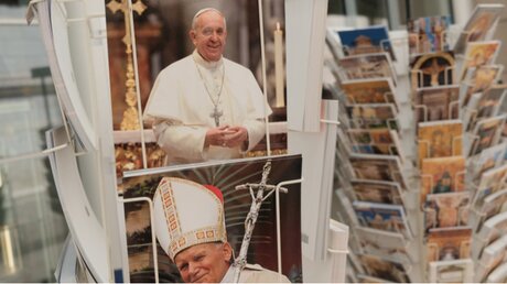 Papst Franziskus und Papst Johannes Paul II. (shutterstock)