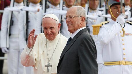 Papst Franziskus und Pedro Pablo Kuczynski, Präsident von Peru / © Paul Haring (KNA)