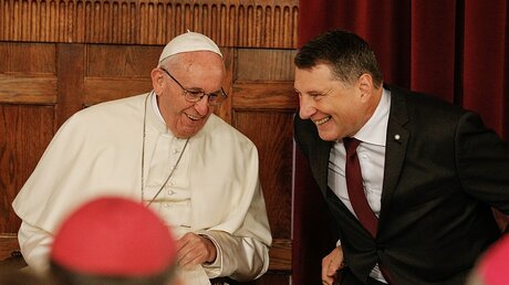 Papst Franziskus und Raimonds Vejonis, lettischer Staatspräsident, zeigen sich bester Laune / © Paul Haring (KNA)