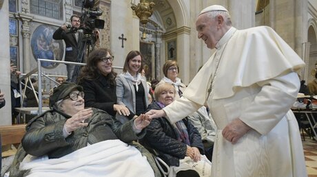 Papst Franziskus und Rollstuhlfahrer / © Vatican Media/Romano Siciliani (KNA)