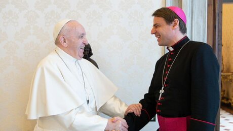 Papst Franziskus und Stefan Oster am 4. Juni 2021 im Vatikan / © Romano Siciliani (KNA)