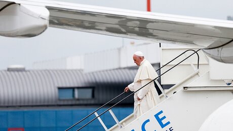 Papst Franziskus verlässt das Flugzeug bei seiner Ankunft am Flughafen von Otopeni, Rumänien / © Paul Haring (KNA)