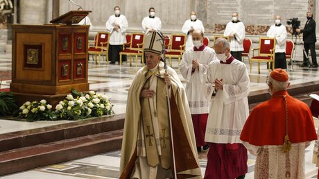 Papst Franziskus verlässt ein Konsistorium. I / © Fabio Frustaci/ANSA Pool/AP (dpa)