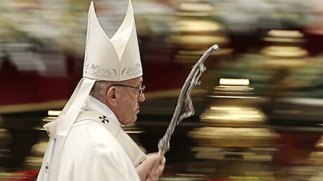 Papst Franziskus verlässt nach der Neujahrsmesse den Petersdom  / © Andrew Medicchini (dpa)