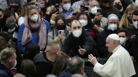 Papst Franziskus verlässt nach der wöchentlichen Generalaudienz die Halle Paul VI. / © Alessandra Tarantino/AP (dpa)