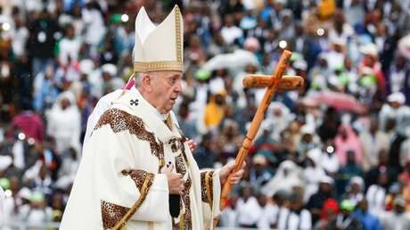 Papst Franziskus während einer Messe im Stadion Zimpeto in Maputo / © Paul Haring (KNA)