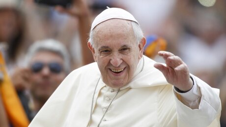 Papst Franziskus winkt bei seiner Ankunft zur wöchentlichen Generalaudienz den Gläubigen zu / © Riccardo De Luca (dpa)