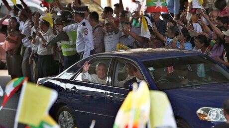 Papst Franziskus winkt den Gläubigen zu  / ©  Str/AP (dpa)