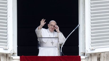 Papst Franziskus winkt den Gläubigen / © Riccardo De Luca/AP (dpa)