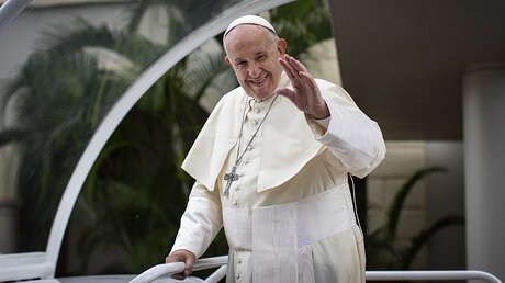 Papst Franziskus winkt nach einem Treffen mit Mosambiks Präsidenten Nyusi / © Ben Curtis (dpa)
