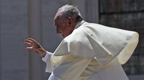 Papst Franziskus winkt  / © Alessandra Tarantino (dpa)