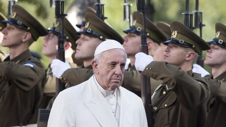 Papst Franziskus wird am estischen Präsidentenpalast mit militärischen Ehren begrüßt / © Mindaugas Kulbis (dpa)