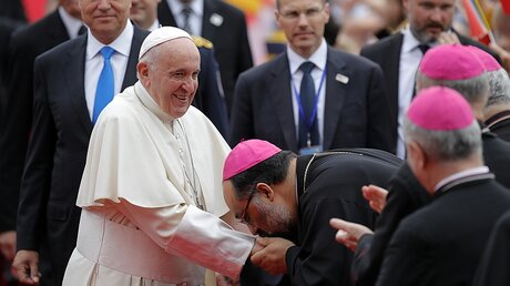 Papst Franziskus wird bei seiner Ankunft am von einem Prälaten mit einem Handkuss begrüßt / © Vadim Ghirda (dpa)
