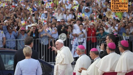  Papst Franziskus wird bei seiner Ankunft vom Präsidenten von Panama und dessen Frau empfangen / © Mauricio Valenzuela (dpa)