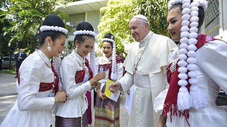 Papst Franziskus wird von Frauen in traditioneller Kleidung begrüßt / © Vatican Media (KNA)