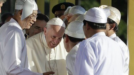 Papst Franziskus wird von Myanmars Präsident begrüßt  / © Andrew Medichini (dpa)