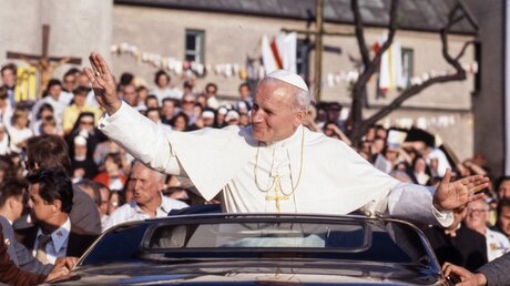 Papst Johannes Paul II. begrüßt die Menschen im Marienwallfahrtsort Tschenstochau 1979. / © KNA-Bild (KNA)