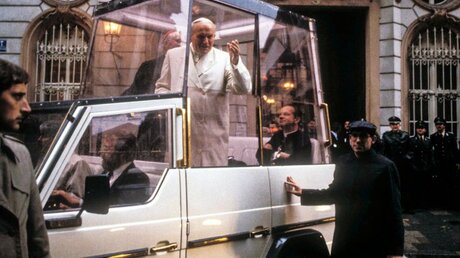 Papst Johannes Paul II. im weißen Papamobil bei einem Deutschlandbesuch im November 1980 / © KNA-Bild (KNA)