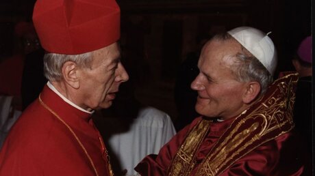 Papst Johannes Paul II. mit dem polnischen Primas, Kardinal Stefan Wyszynski, am 18. Oktober 1979. (KNA)