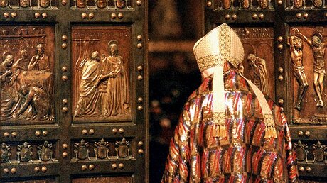 Papst Johannes Paul II. öffnet am 24. Dezember 1999 die Heilige Pforte im Petersdom / © Grzegorz Galazka (KNA)