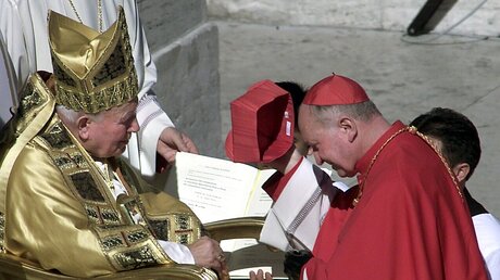 Papst Johannes Paul II. überreicht Marian Jaworski, Erzbischof von Lemberg (Ukraine), das Birett beim Konsistorium am 21. Februar 2001 im Vatikan / © Wolfgang Radtke (KNA)