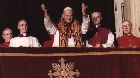  Papst Johannes Paul II. zeigt sich am 16. Oktober 1978 auf dem Balkon des Petersplatzes im Vatikan (KNA)