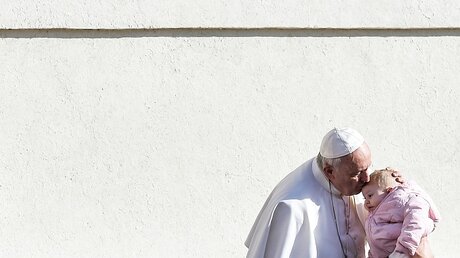 Papst küsst ein Kind / © Cristian Gennari (KNA)