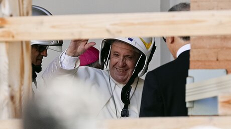 Papst mit Schutzhelm, in der vom Erdbeben beschädigten Kathedrale von Camerino / © Sandro Perozzi (dpa)