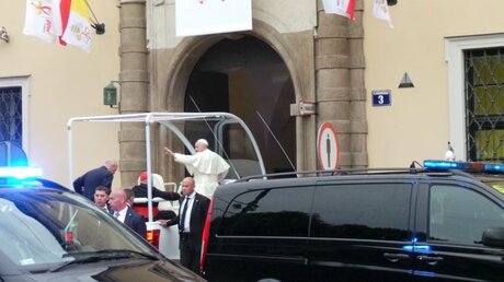 Der Papst bei seiner Ankunft am Bischofspalast / © Veronika Seidel Cardoso (DR)