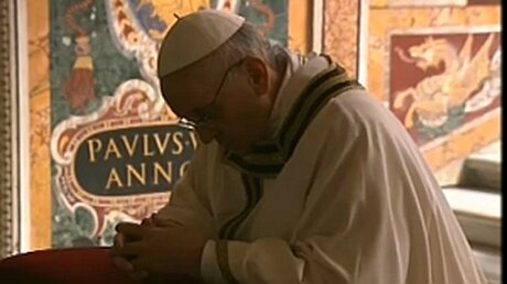 Papst Franziskus betet am Petrusgrab  (Vatikan)