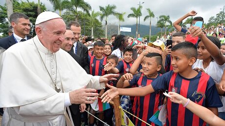 Papst Franziskus begrüßt Kinder in Fußballtrikots im Parque Los Fundadores in Villavicencio / © Osservatore Romano (KNA)