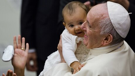 In den Armen des Papstes / © Domenico Stinellis (dpa)