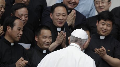 Papst Franziskus mit chinesischen Priestern / © Alessandra Tarantino (dpa)