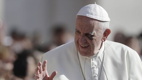 Noch immer mit blauem Auge: Papst Franziskus nach der Generalaudienz / © Gregorio Borgia (dpa)