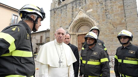 Papst Franziskus im Gespräch mit Feuerwehrmännern / © Osservatore Romano (KNA)