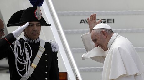 Papst Franziskus winkt am Flughafen Rom-Fiumicino vor seinem Abflug nach Fatima. / © Gregorio Borgia (dpa)