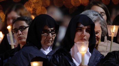 Gläubige in Fatima halten Kerzen / © Alessandra Tarantino (dpa)