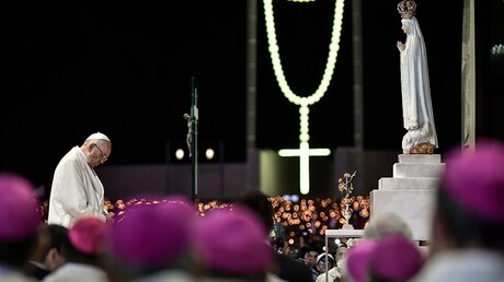 Papst Franziskus betet in Fatima vor dem Heiligtum von Fatima. / © Nuno Veiga (dpa)