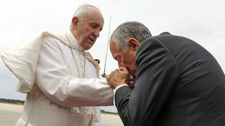 Der portugiesische Präsident Marcelo Rebelo de Sousa (r) verabschiedet den Papst. (dpa)