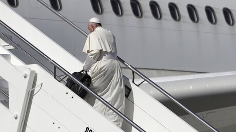 Papst Franziskus besteigt Flugzeug / © Gregorio Borgia (dpa)